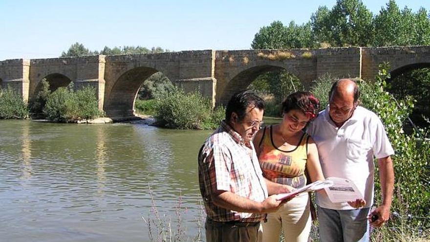 Martín Benito, Puri Hernández y Arturo Rodríguez, junto al puente del Esla.