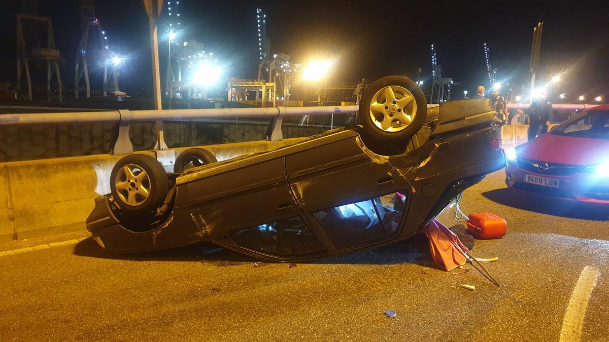 Estado en el que quedó el coche tras volcar.