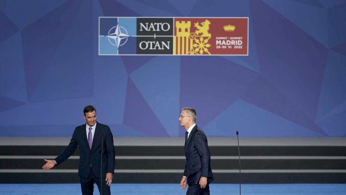 El presidente del Gobierno, Pedro Sánchez, y el secretario general de la OTAN, Jens Stoltenberg, en rueda de prensa tras visitar las instalaciones del recinto IFEMA donde se celebrará la Cumbre de la OTAN.