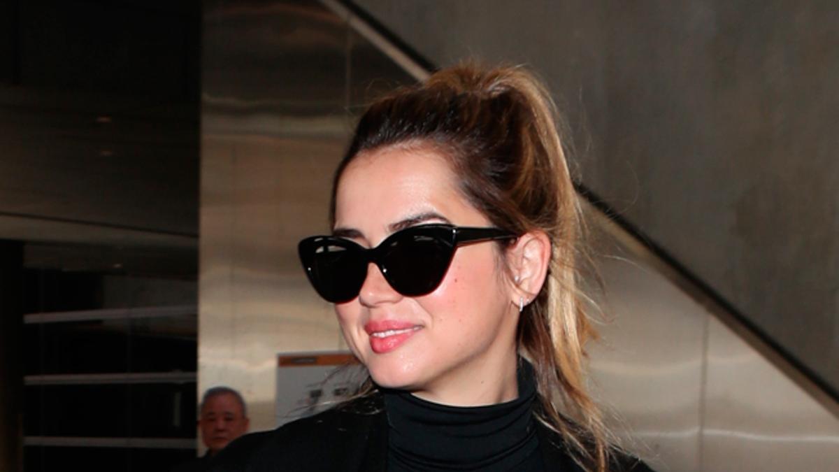 Ana de Armas acierta con un look 'total black' para viajar