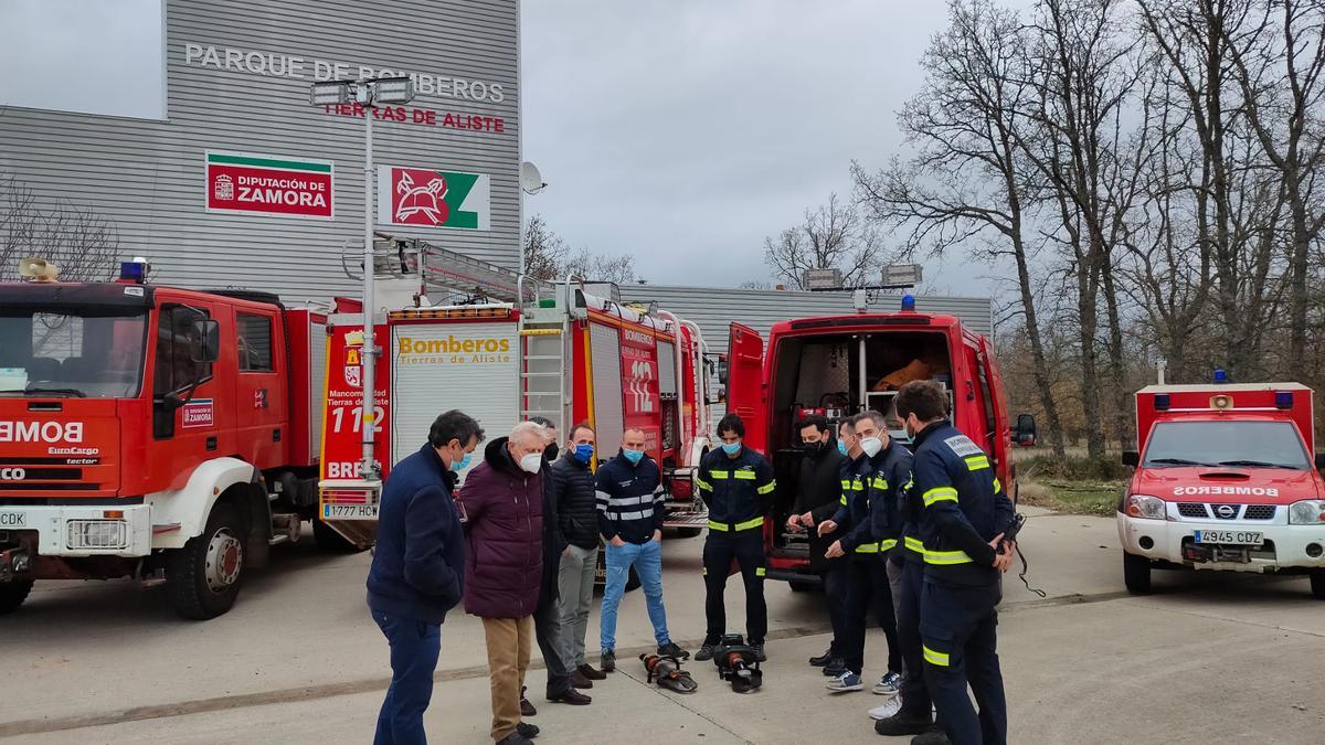 Entrega del nuevo material a los bomberos del parque de San Vitero.