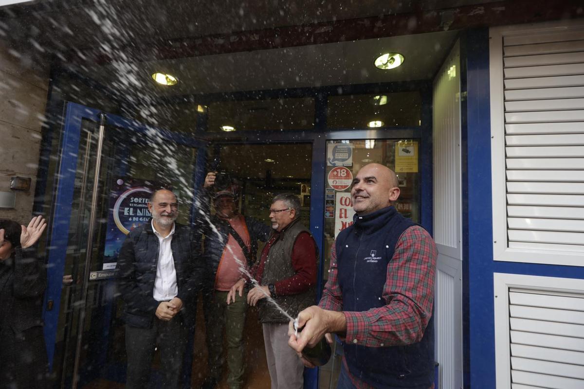 Gordo de la Lotería en Barberà del Vallés. El lotero Alfonso Ibáñez, de la administración 2 de la localidad, celebra haber vendido 5 series del gordo de la Lotería.