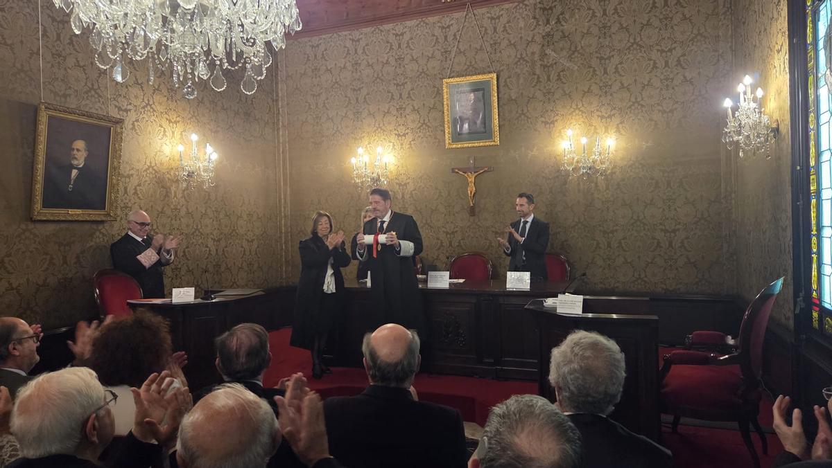 El notario Carbonell es el nuevo integrante de la Academia de Jurisprudencia