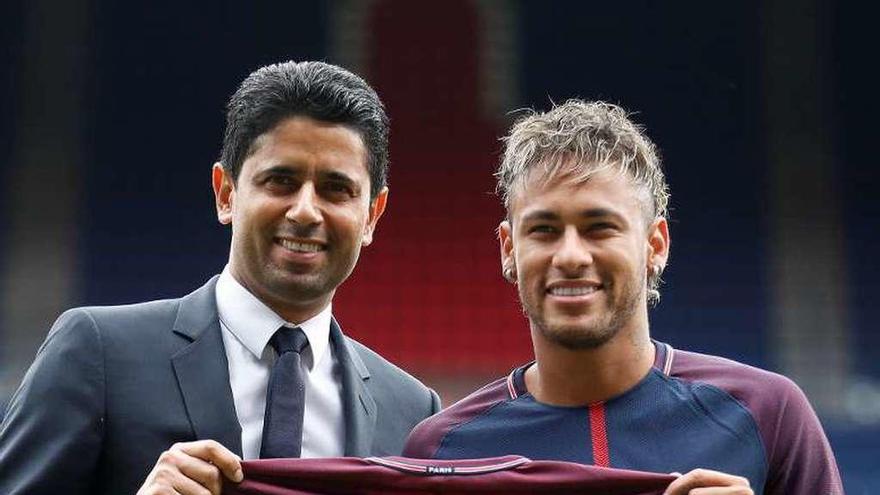 Al-Khelaaifi, junto a Neymar el día de su presentación. // Efe