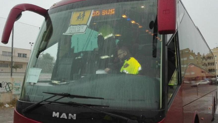 La Policía Local denuncia al conductor de un autobús escolar que iba drogado en Santa Pola