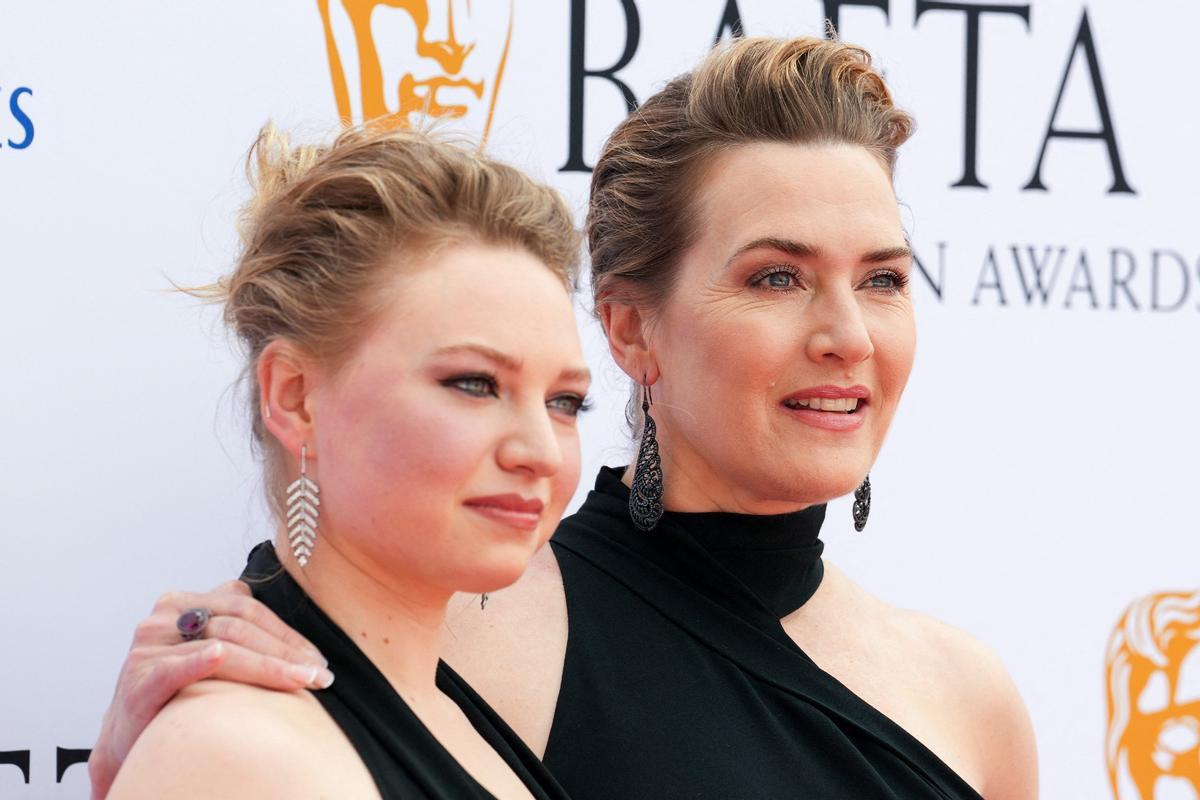 Kate Winslet y su hija, Mia Therapleton, en los Bafta TV Awards 2023, en Londres.