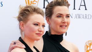 Kate Winslet y su hija, Mia Therapleton, en los Bafta TV Awards 2023, en Londres.