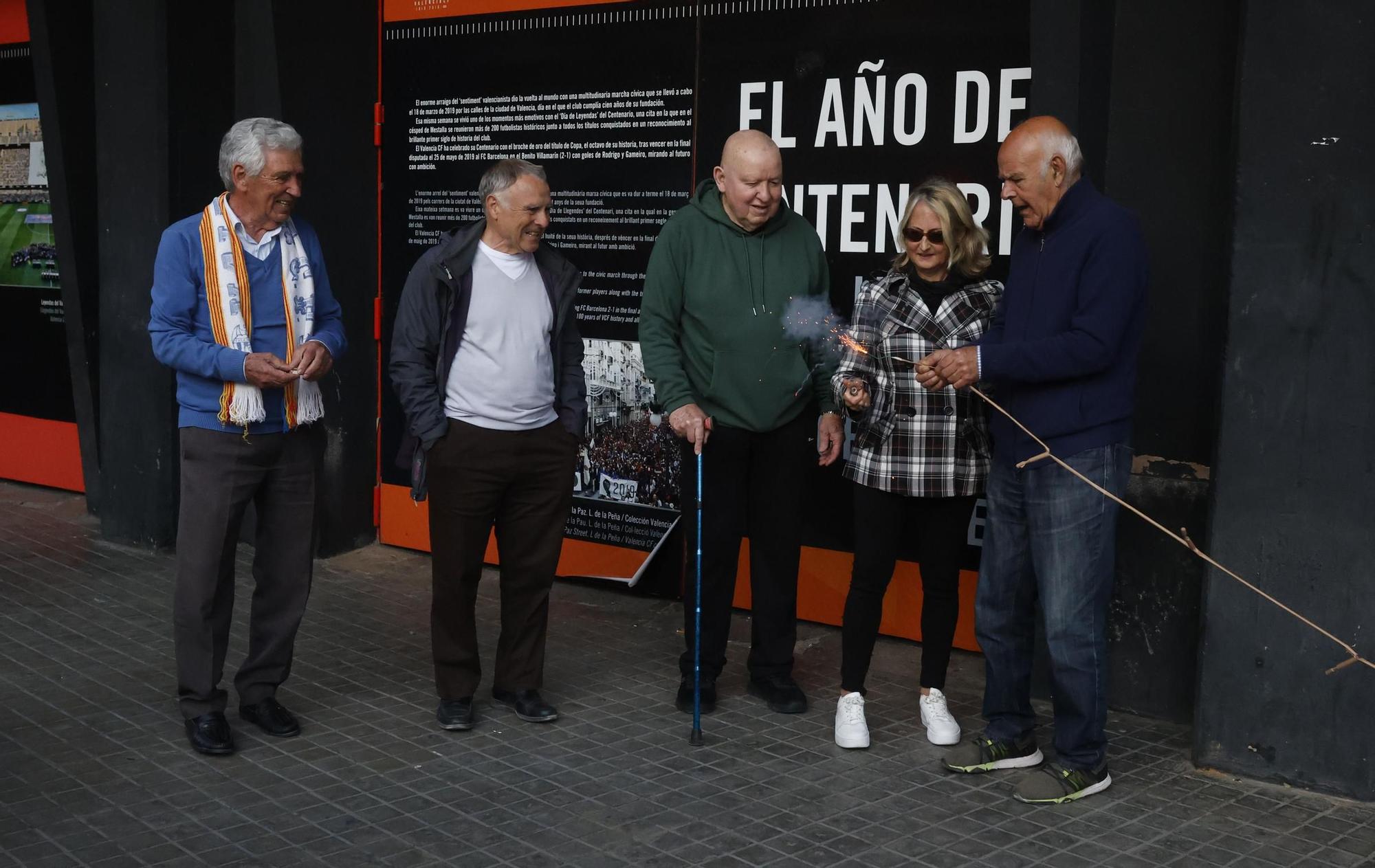 Homenaje al gol de Forment en la puerta de Mestalla