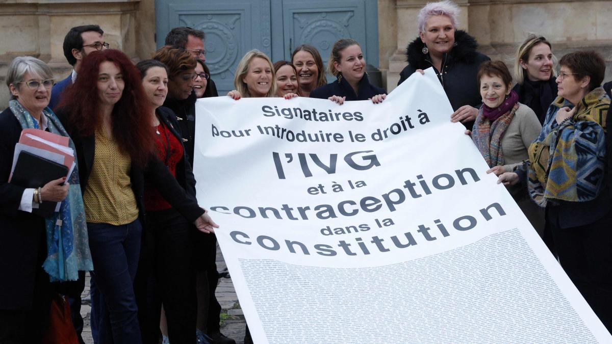Diputados de la Francia Insumisa y miembros de asociaciones proaborto celebran la aprobación en la Asamblea Nacional de la propuesta para incluir este derecho en la Constitución.