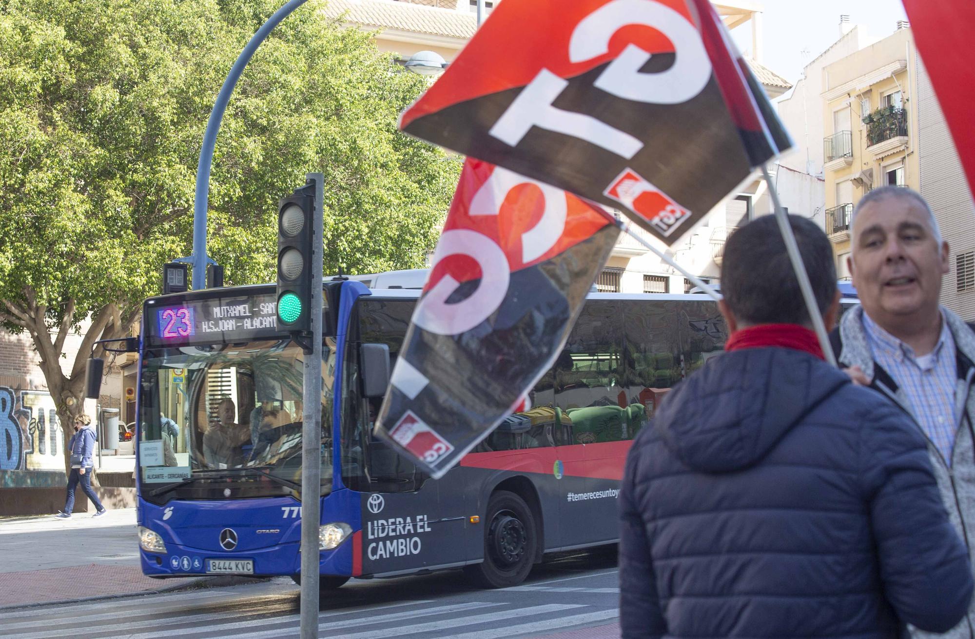 Decenas de personas esperan en las paradas de las líneas 21, 23 y 24 a un transporte en servicios mínimos que pasa cada 60 minutos