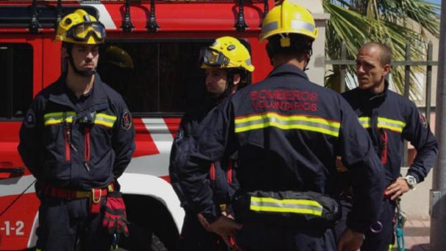 Los bomberos de la Isla son voluntarios, aunque en los servicios son auténticos profesionales.