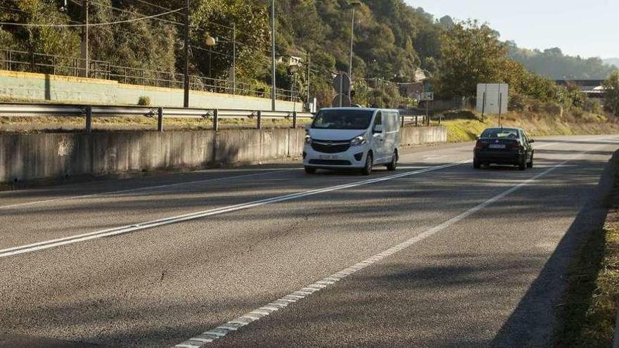 Tres vehículos circulan por la zona del Corredor en Ciaño, donde se ha prohibido adelantar.