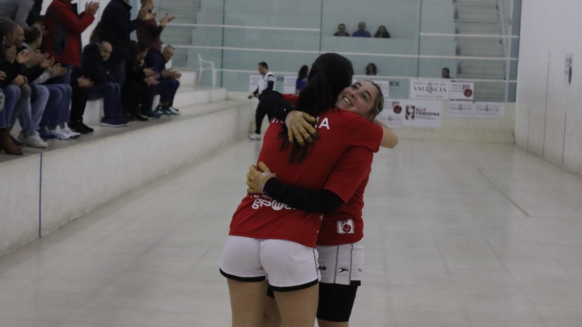 Victoria i Amparo celebren el títol de la II Copa President de la Diputació de València de raspall femení professional.