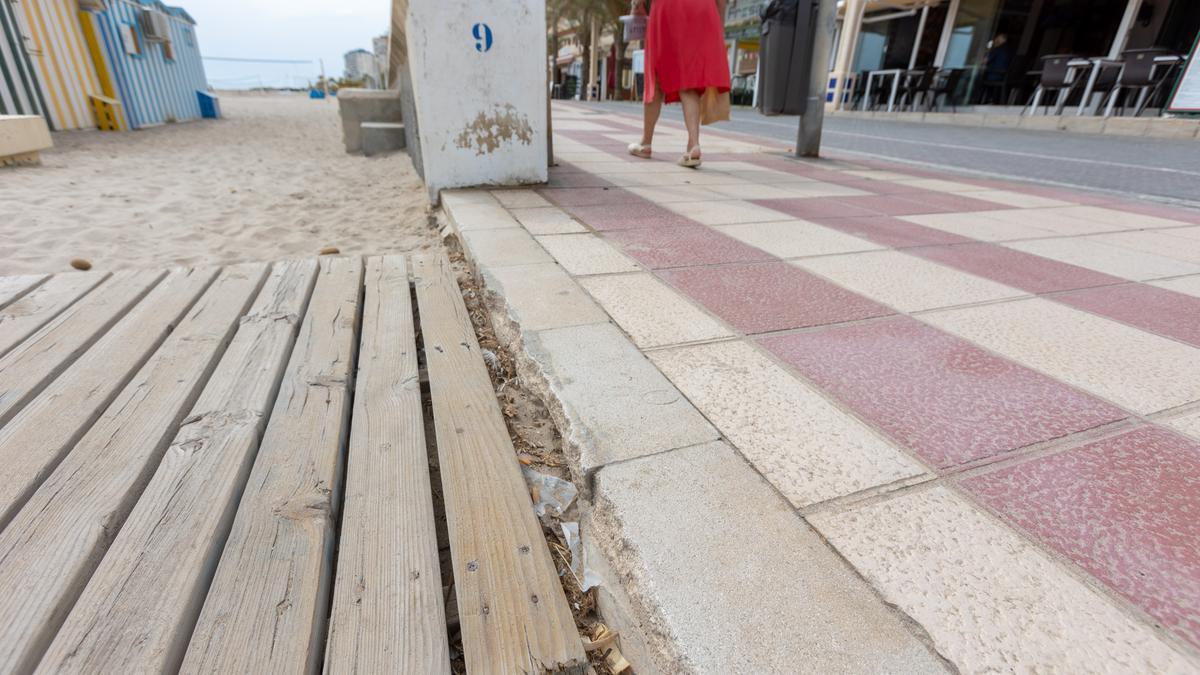 Los vecinos denuncian que el servicio de limpieza baldea la suciedad del paseo hacia la arena de la playa.