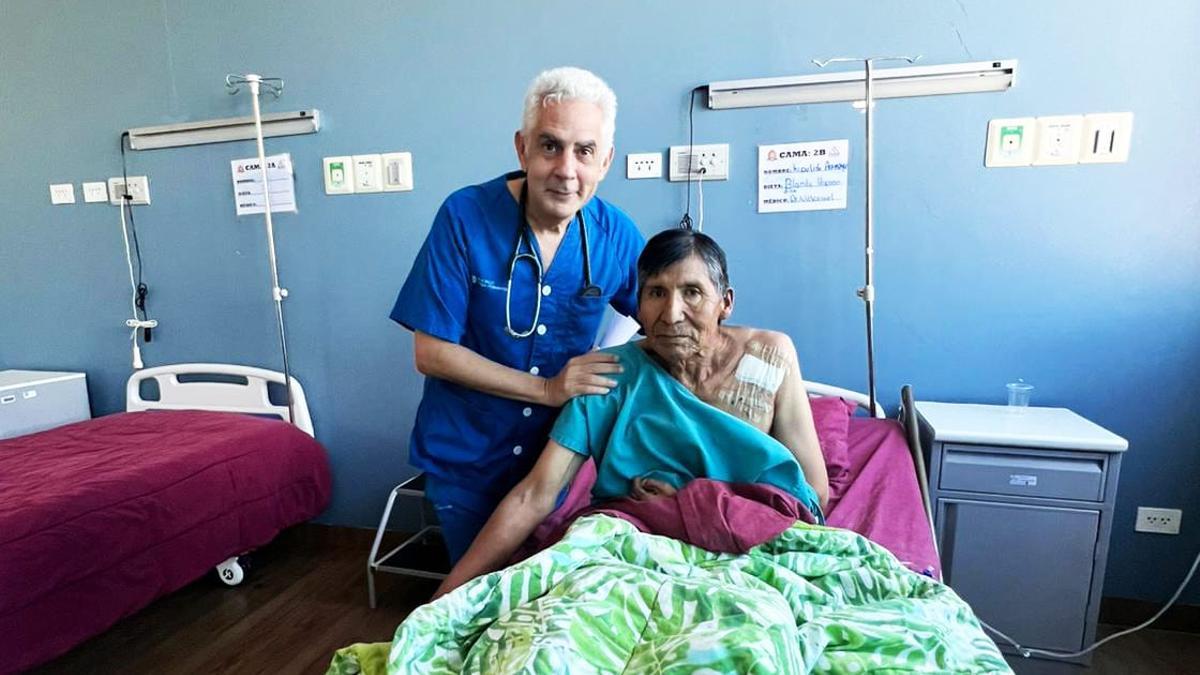 El doctor Jorge Raúl Castro Dorticos junto a un paciente en Bolivia