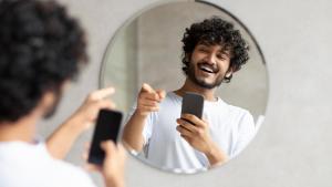 Persona feliz frente al espejo