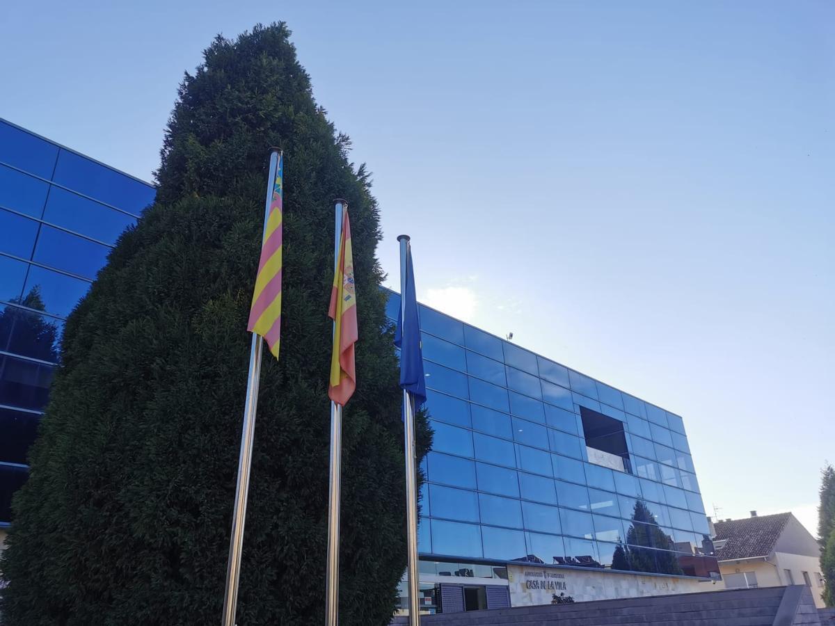 Fachada del ayuntamiento de Almenara, en una foto de archivo.