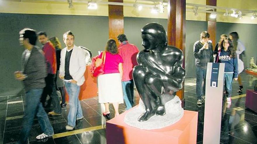 El público pasea entre las esculturas de Santiago de Santiago expuestas en la sala municipal ovetense del Café Español.