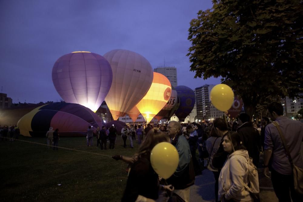 Los globos aerostáticos se iluminan con la música en el "solarón" de Gijón.