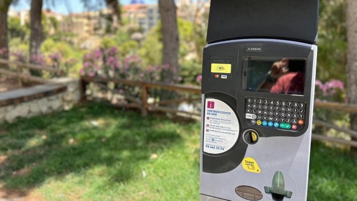 Una máquina de la ORA en el centro de Elche.