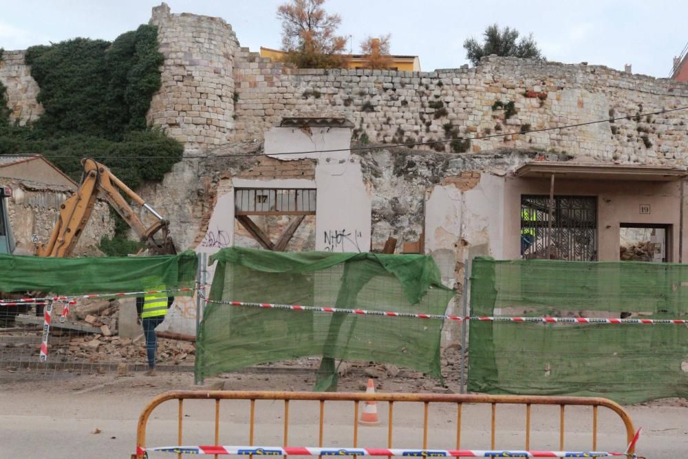 Derribo en la Feria para liberar la muralla.