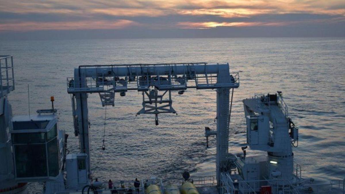 Atardecer desde el buque oceanográfico durante la campaña ‘Calypso’ en el mar Balear, en 2022.