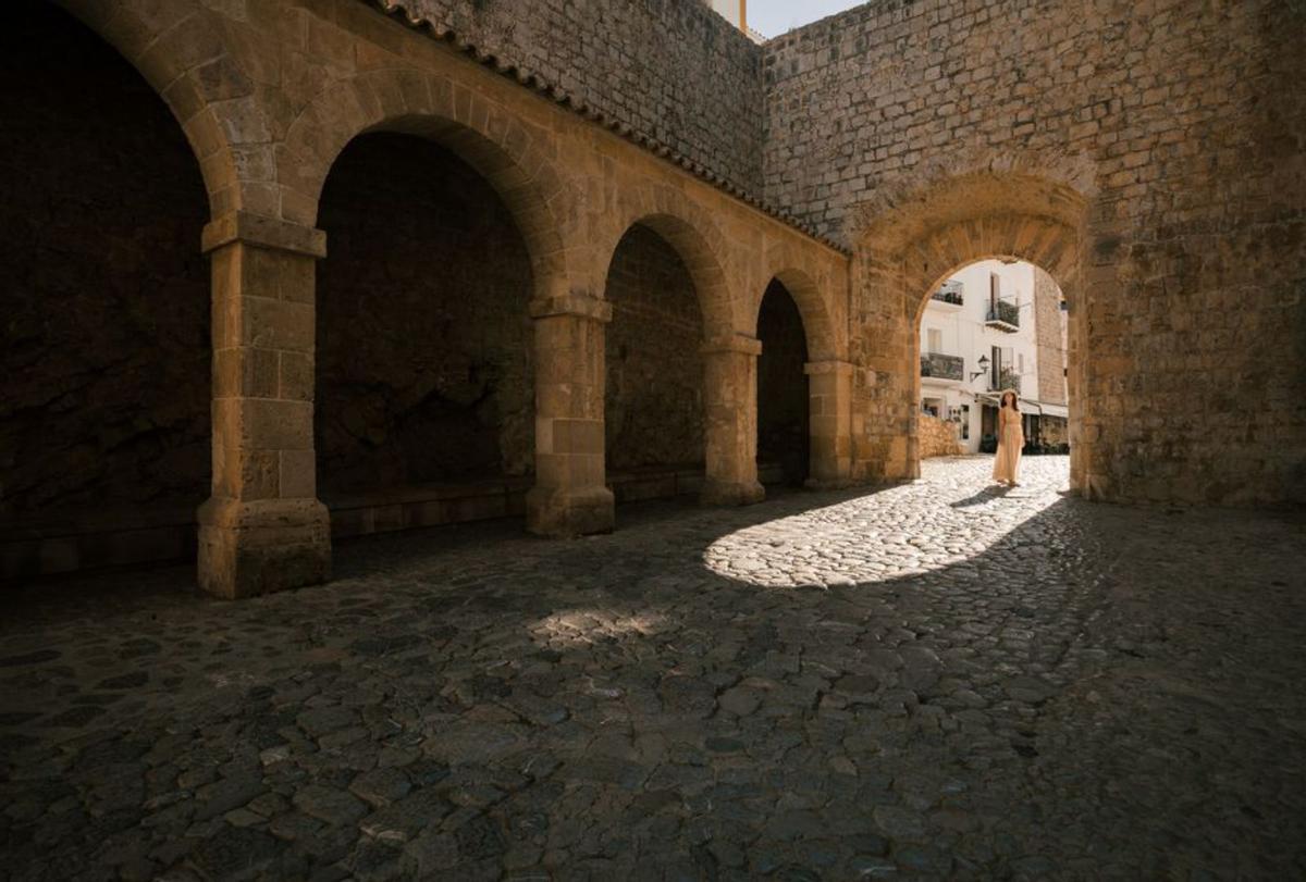 El patio de armas del recinto amurallado de Dalt Vila. | SALVATORE AQUILANI - AYUNTAMIENTO DE EIVISSA