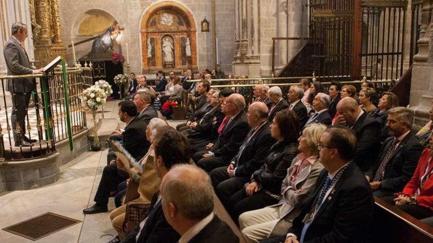 Asistentes a la misa en la Catedral y la imagen Jesús en su Tercera Caída.