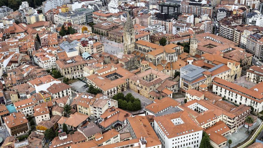 El barrio alfa de Oviedo crece en turistas... mengua en vecinos: una radiografía de El Antiguo