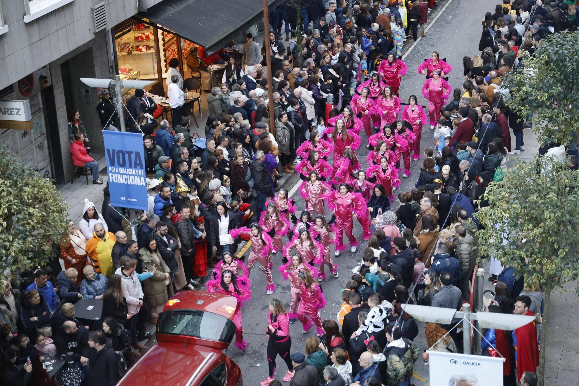 Santiago disfruta del tradicional desfile de martes de Entroido