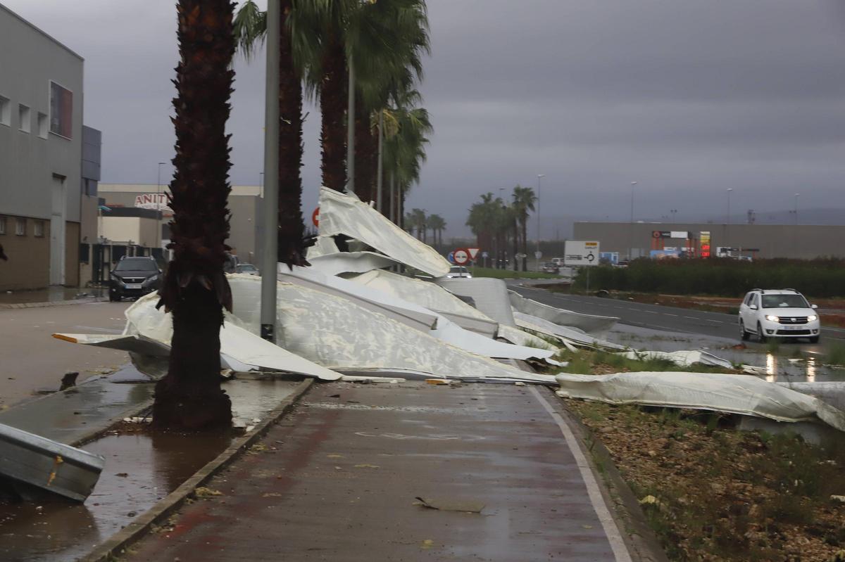 Efectos del tornado en Carlet.