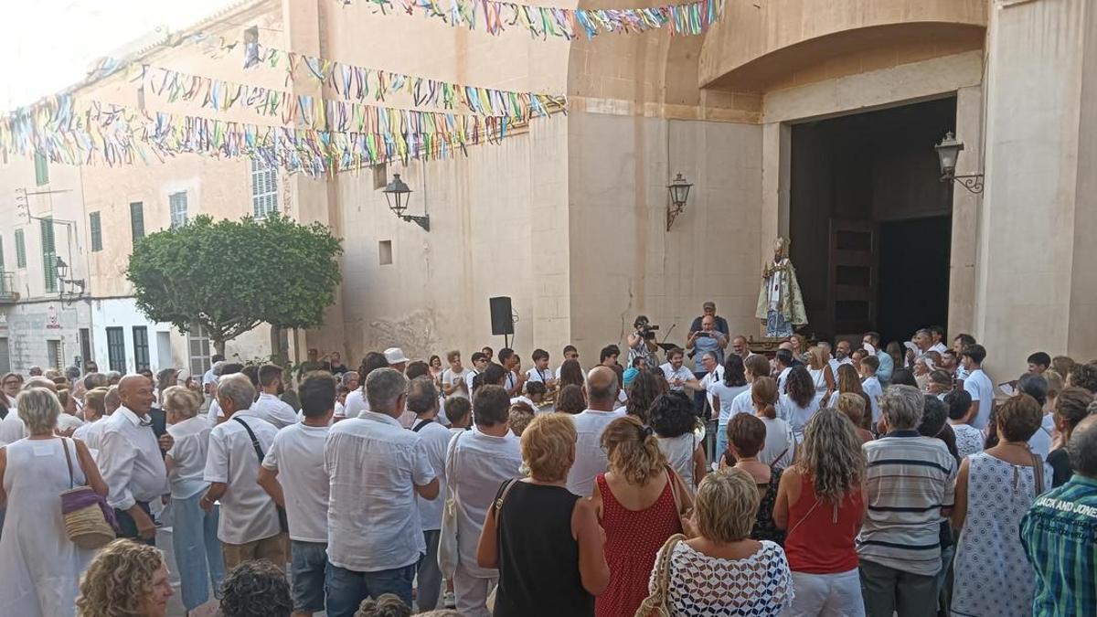 Un momento de la interpretación de los 'Goigs' en Felanitx.