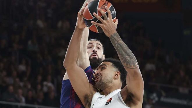 Shengelia mira de tapar l’entrada de Lyles, ahir a la nit al Palau.  | AFP7