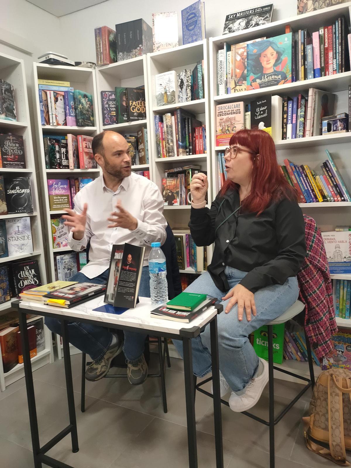 El escritor Àngel Company en una de las presentaciones de su último libro.