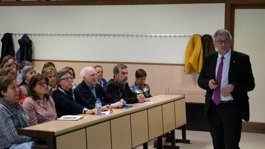 El rector, Santiago García Granda, en Oviedo, durante una charla a los alumnos del programa de mayores.
