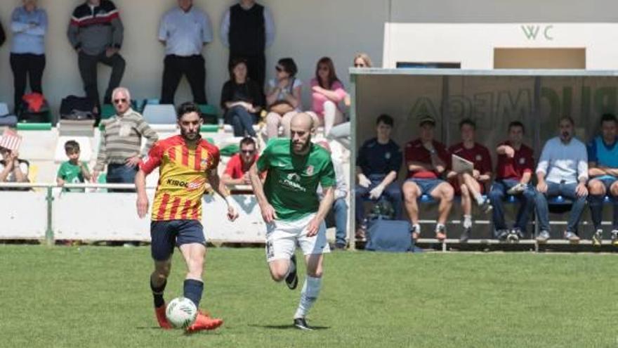 Joan Pons persegueix el visitant Víctor Oribe en una acció del partit a Les Forques.