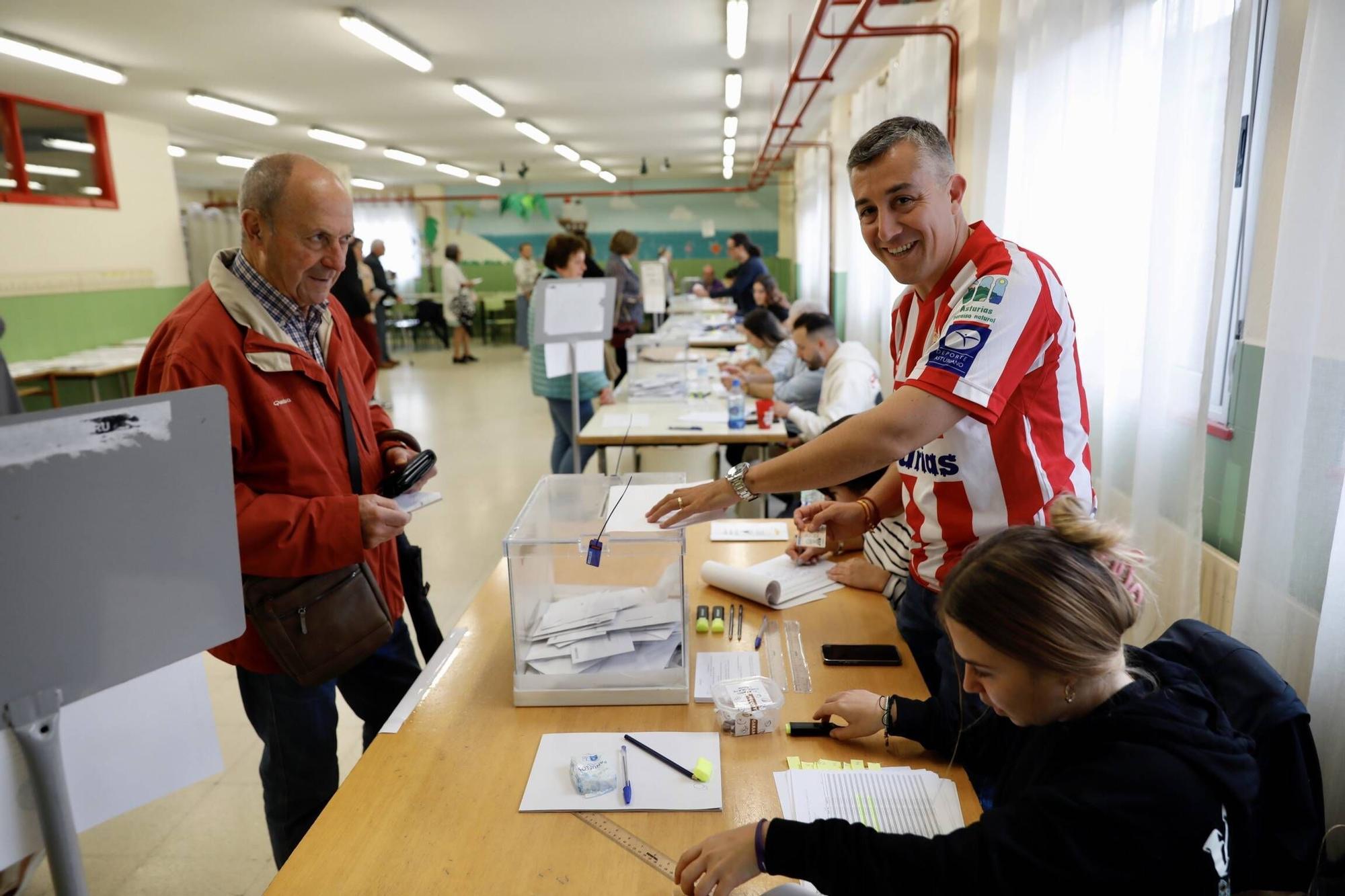 Así fue la jornada electoral más rojiblanca en Gijón (en imágenes)