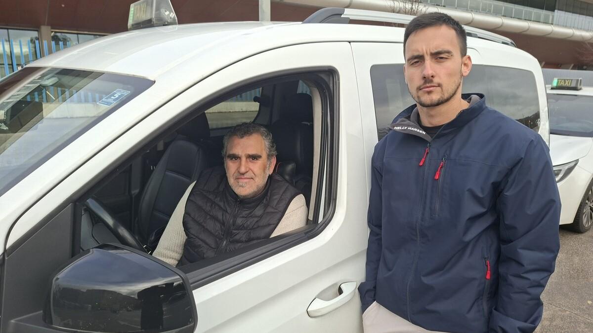 David y Alberto en la parada de taxis de la Estación Intermodal de Santiago