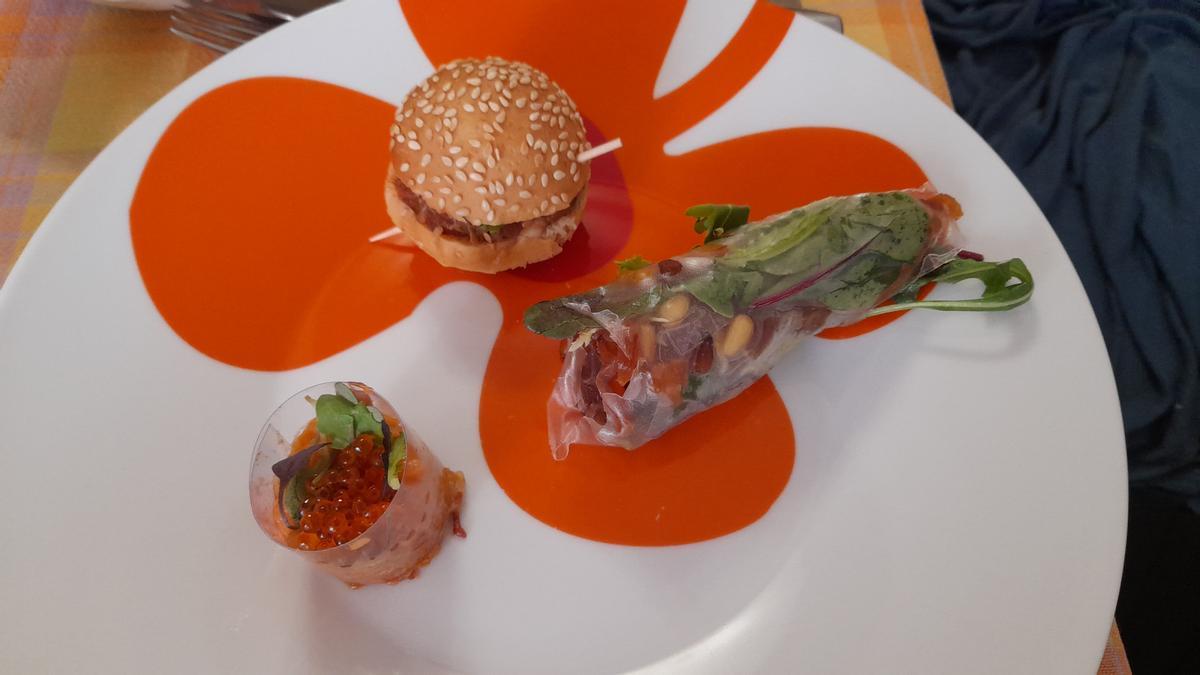 El cóctel de gambas, la hamburguesita y el nem de salmón.