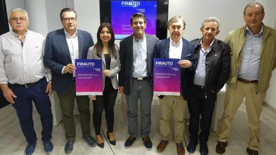 El alcalde, Jorge Rodríguez, al centro junto a sus ediles, el presidente del sector en la Vall y organizadores de Firauto, ayer.