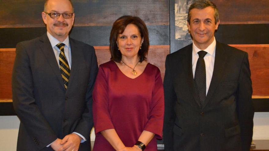 La alcaldesa, con los dos cargos de la ONU, en el ayuntamiento.