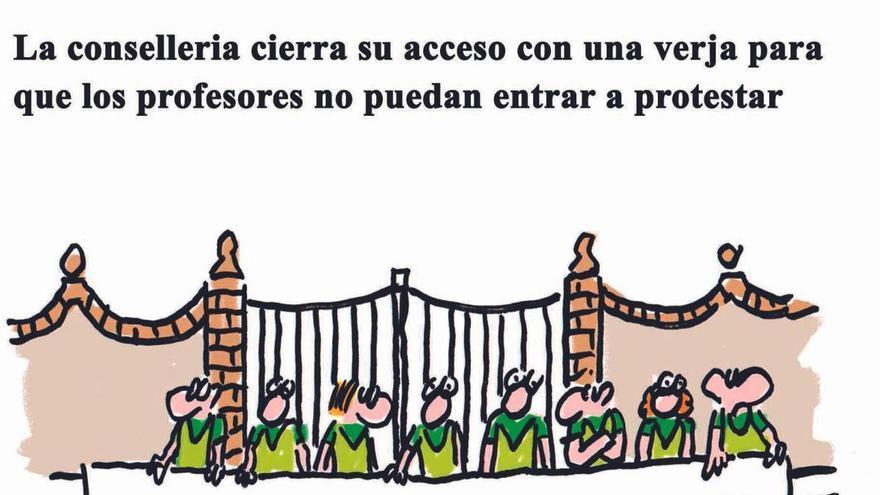 La conselleria cierra su acceso con una verja para que los profesores no puedan entrar a protestar