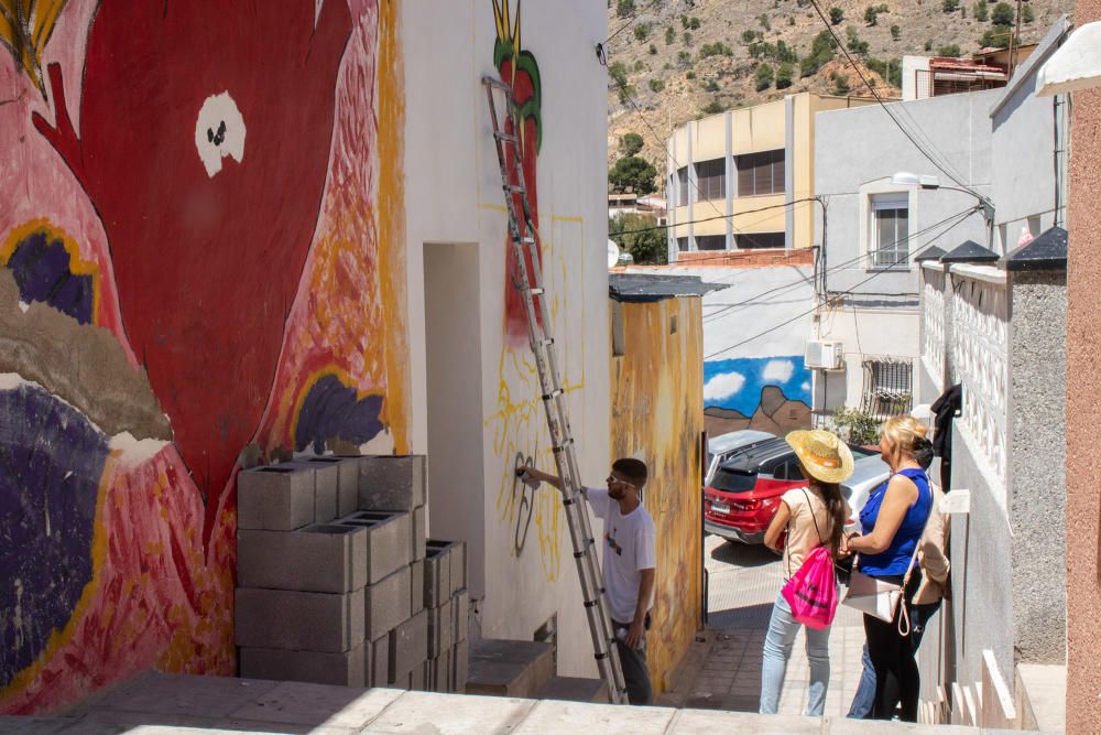 Más de doscientos murales en homenaje a Miguel Hernández engalanan el barrio de San Isidro de Orihuela