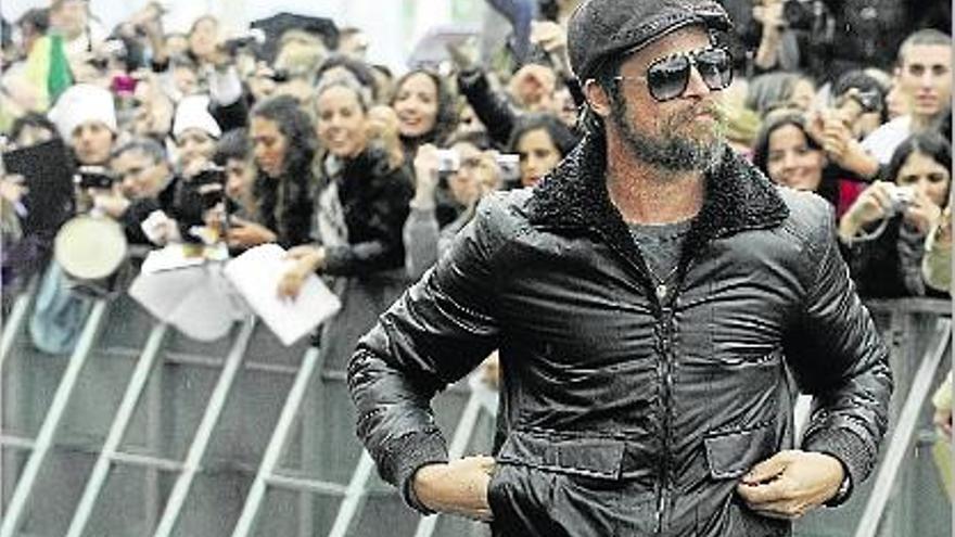 Brad Pitt va rebre nombrosíssimes peticions d&#039;autògrafs de moltes noies, ahir al festival de cinema.