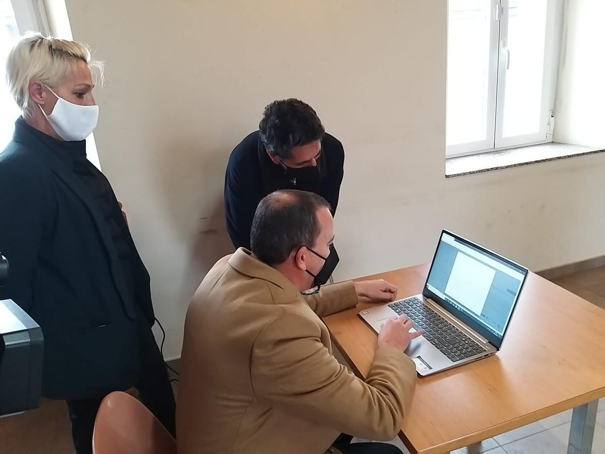 El presidente de la Diputación conectándose a Internet desde Videmala