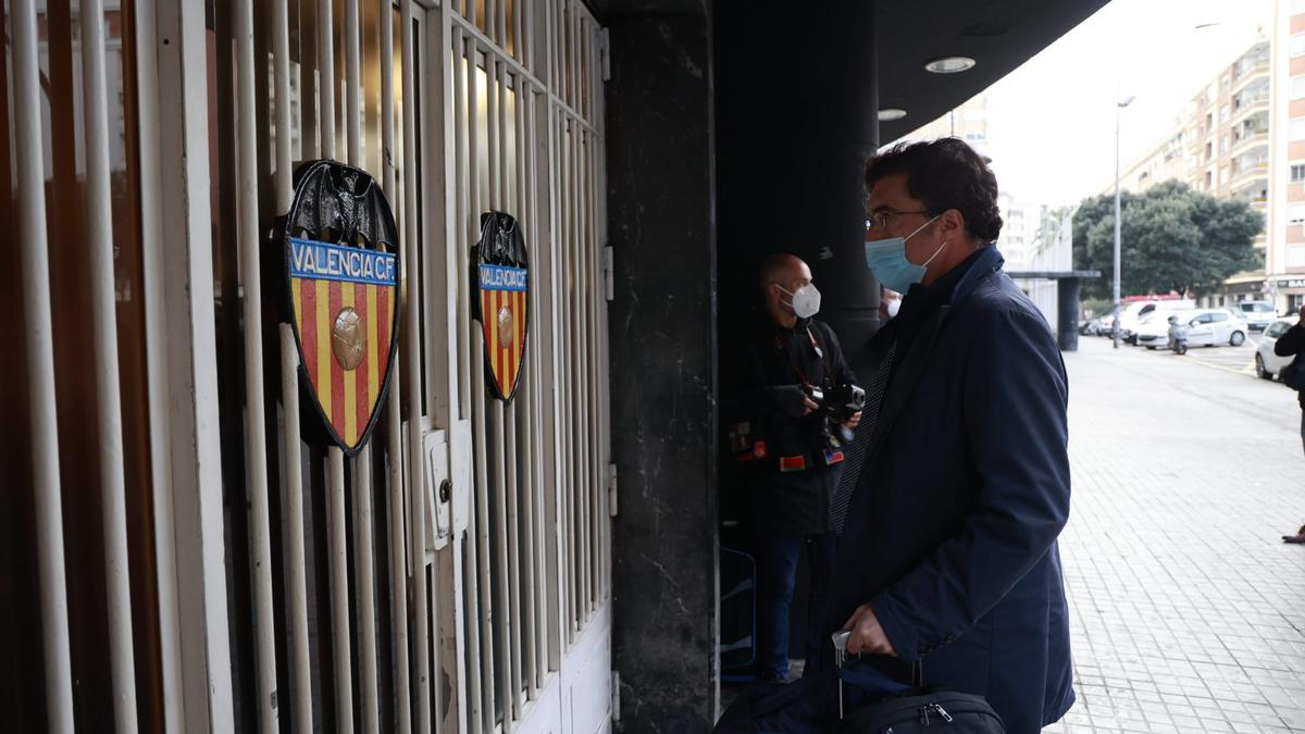 La llegada de los representantes de los accionistas a la Junta del Valencia CF