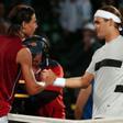 Nadal y Federer se saludan tras su primer duelo