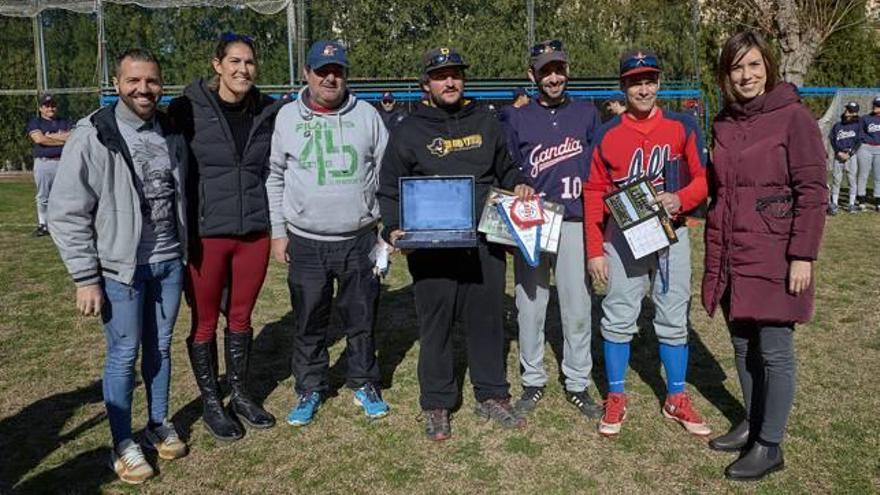 Las autoridades locales con representantes de los tres equipos.