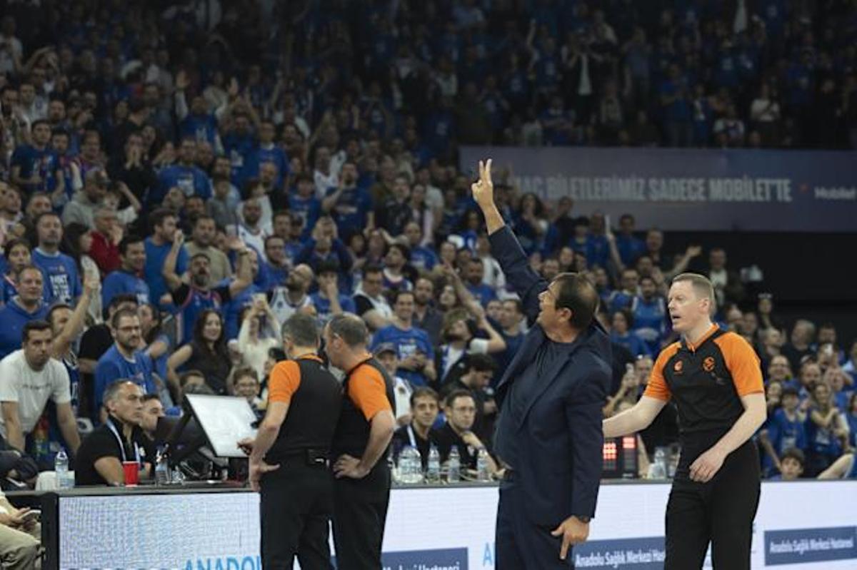 Ataman, entrenador de los griegos, se enfrenta a la afición del EFES