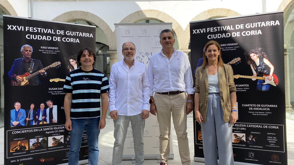 El director de la escuela de música, el director del festival, el alcalde y la concejal de Turismo, en el ayuntamiento.